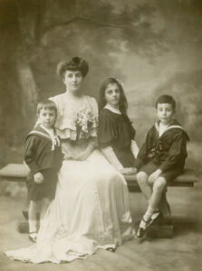 20 henriette de avec jean, daisy et robert, vers 1890 (jean de gunzburg)